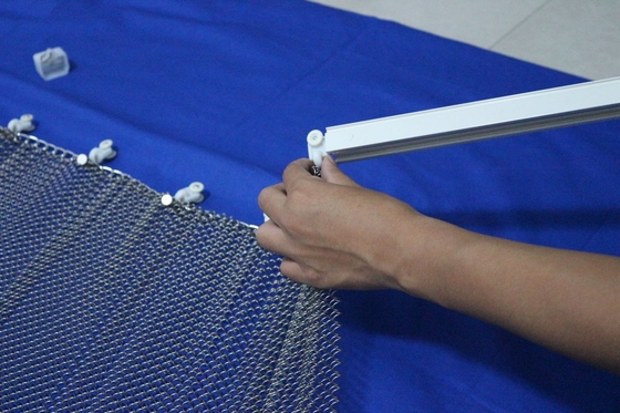 จิตรกรรมอลูมิเนียมแขวนโลหะม้วนผ้าม่าน / ม่านสินค้า 1.5mm